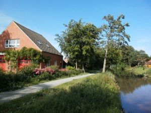 Das Haus liegt sehr ruhig an einem kleinen Flußarm und Spazierweg und trotzdem nur 2 Minuten vom Bäcker und der Ortsmitte entfernt. Hier können Sie vo der Haustür angeln, radfahren, joggen, spazieren gehen oder Ihren Hund ausführen.