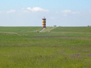 Der rot gelbe Turm in Pilsum