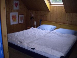 Blick ins Schlafzimmer mit Doppelbett