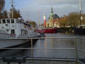 Hier blicken Sie auf den Emdener Hafen