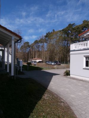 Eingang & Zufahrt links Hauseingang - Zufahrt zu reservierten Stellplätzen - rechts ebenderdiges Fahrradhaus!