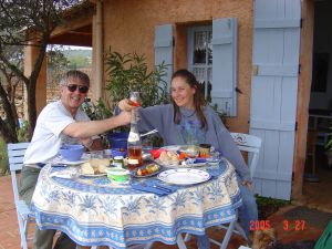 Bild 1: Kleines originelles Rebhaus mit Tierhgehege in der Provence verte