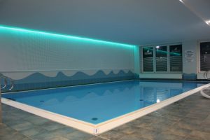 Hallenbad mit Sauna, Dampfbad und Solarium über den Hof zu erreichen.
Hallenbad kostenlos, Wellness gegen geringe Gebühr.