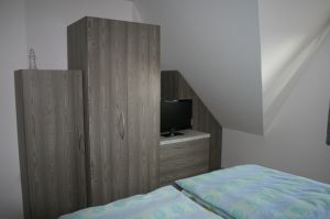 Die Schlafzimmer im Obergeschoß sowie die Terassentür verfügen über hochwertige Insektenschutzgitter. Hier können Sie beruhigt schlafen.
Sei Frühjahr 2018 auch mit Aussenrollladen.