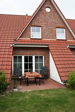 Neue und gemütliche Gartenmöbel stehen für Sie bereit.
Ein Grill kann ebenfalls genutzt werden.