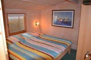 Schlafzimmer mit Doppelbett