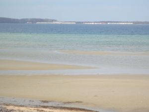 Der flache Sandstrand