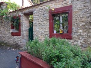 Durchgang zum Gartenbereich der Ferienwohnung