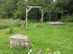 kleiner Spielplatz vor dem Haus