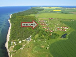 Blick von oben Das Feriendorf, in dem diese Ferienwohnung liegt, befindet sich direkt am Küstenschutzwald, hinter dem Das Merr und der Strand liegen. Es erwartet Sie ein kilometerlanger Ostseesandstrand.