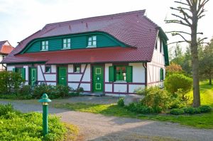 Das Feriendorf In dieser schönen Anlage liegt die Ferienwohnung Inselschwalbe. Hier beginnt der Urlaub bereits vor der Haustür.