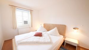 Fewo Inselschwalbe, das Schlafzimmer mit neuen Matratzen und Lattenrosten, großen Einbauschrank und Insektenschutzfenster für Ihren geruhsamen Schlaf.
