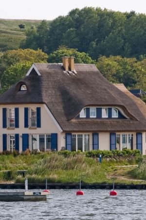 Bild 1: 2 Doppelhaushälften unter Reet für bis zu 12 Personen