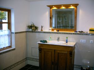 Badezimmer Erdgeschoss Das Badezimmer verfügt über Fußbodenheizung, Dusche, Wc und Waschbecken. Ein elektrischer Heizkörper ist ebenfalls vorhanden.