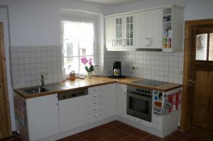 Die Küche ist komplett ausgestattet.
Geschirrspüler, Kühl-Gefrierkombi