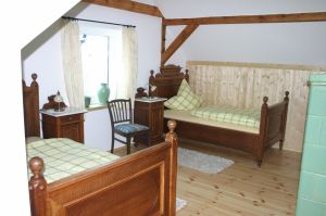 Schlafzimmer 2, Obergeschoss In diesem liebevoll eingerichteten Raum finden sich zwei einzelne Betten mit Nachttischchen.
Die Wäsche kann in einer antiken Kommode verstaut werden.