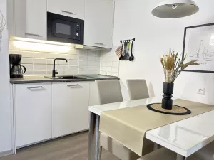 schicke Küche
Spülmaschine, Gefrierfach u. Mikrowelle inklusive!