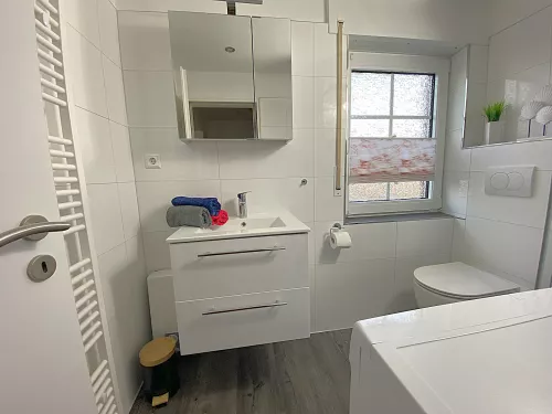 Badezimmer mit Waschmaschine
