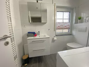 Badezimmer mit Waschmaschine Badezimmer mit Waschmaschine