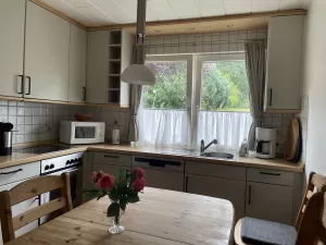 Küchenzeile im EG mit Gefrierschrank, Kühlschrank, Mikrowelle, Ceranfeld, Backofen, Toaster, Wasserkocher.
Waschmaschine im separaten Hauswirtschaftsraum (ohne Foto).