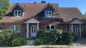 Dieses Bild zeigt beide Doppelhaushälften. Links Ferienhaus BiINGE und rechts Ferienhaus BUTEN.