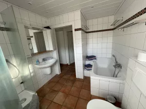 Badezimmer mit Dusche, WC, Badewanne