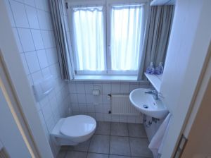 separates WC angrenzend an das zweite Schlafzimmer.