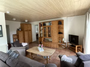 Wohnstube im Erdgeschoss mit TV, DVD Player.