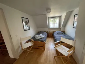 Das Schlafzimmer grenzt an den Wohn-/Schlafbereich im Dachstudio an. Die Einzelbetten können bei Bedarf einfach zusammen geschoben werden. An das Schlafzimmer ist ein separates WC angeschlossen.