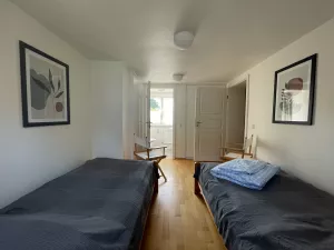 rechts die Tür zum Dachstudio, geradeaus das separate WC.