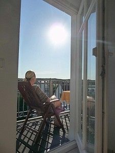 Blick aus der Küche auf den Balkon