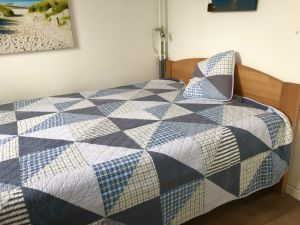 Doppelbett, 140x200cm, mit Kleiderschrank und Sekretär