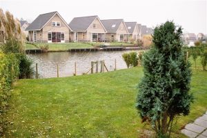 Bild 5: Haus Birgit mit eingezäunten Garten am Ijsselmeer für Urlaub mit dem Hund