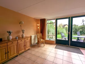 helles gemütliches Wohnzimmer mit Ausgang in den Garten