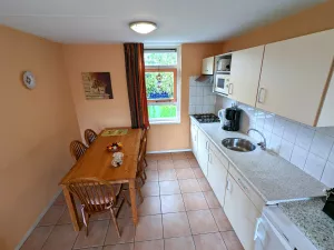 komplett eingerichtete Küchenzeile