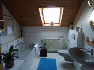 Das Bad hat eine Dusche und Wanne