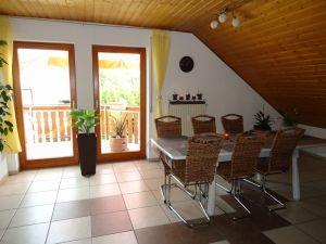 offenes Esszimmer mit Balkon