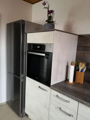 mit Bosch Backofen und großem Kühlschrank
