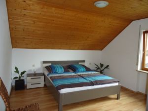 Zwei dieser Schlafzimmer mit großem Schiebetürenschrank sind identisch!