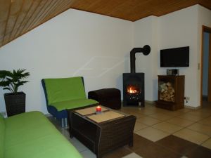 offenes Wohnzimmer mit Kaminofen
