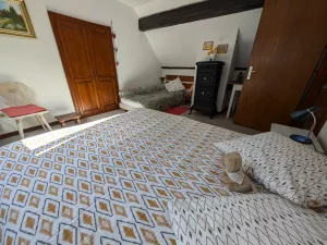 Schlafzimmer mit Doppelbett und Kinderbett