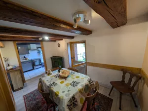 Essplatz mit Zugang in die Küche und ins Wohnzimmer