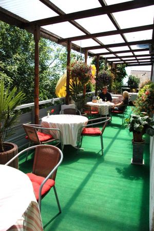 Unsere Frühstücksterrasse, die natürlich auch sonst von Ihnen genutzt werden kann.