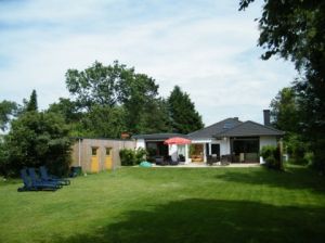 Hunde sind herzlich willkommen, der große Garten ist komplett umzäunt
