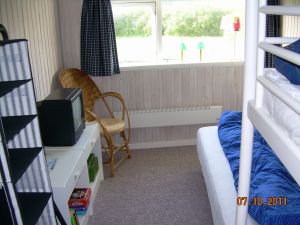 mit 1 Etagenbett ( Kojen ) und 1 Einzelbett und Fernseher.