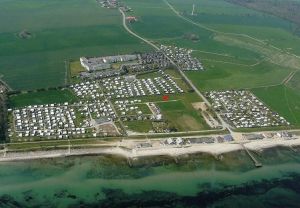 Luftaufnahme mit Standort Unser "Sunshine Cottage" ist wirklich nur einen Steinwurf vom Ostseestrand (im Vordergrund) entfernt.