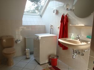 Dusche, Badewanne und WC, Fenster mit Verdunklungsmöglichkeit. Die Waschmaschine steht Ihnen ohne weitere Kosten zur Verfügung.