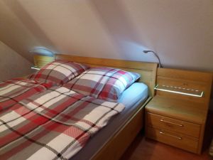 Doppelzimmer 1,80 x 200 Meter, großer Kleiderschrank, Fliegengitter und Verdunklungsmöglichkeit