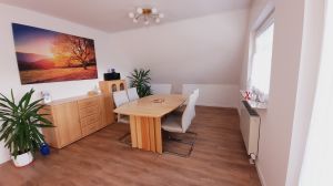 Essbereich im Wohnzimmer Esstisch und 5 Stühle im großzügigen Wohnzimmer, Musikanlage, Infomappe