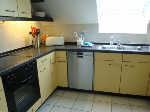 diverse elektrische Geräte: Backofen, Mikrowelle, 4 Ceranfelder, Kühlkrank, Gefrierschrank, Wasserkocher, Kaffeemaschine, Toaster, Mixer, Staubsauger